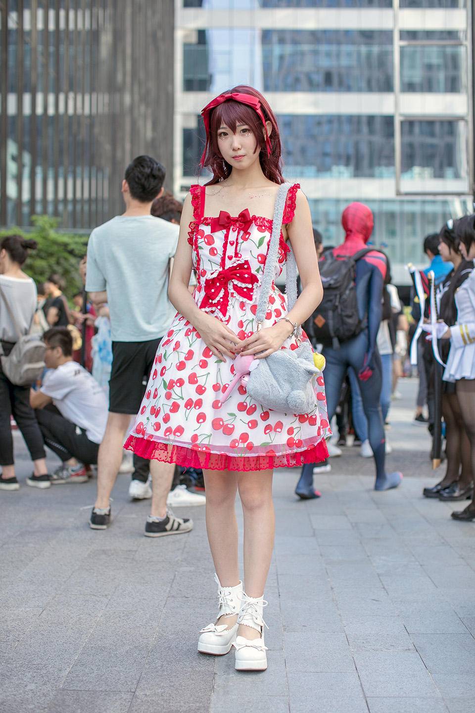 街拍潮人的二次元穿搭,樱桃洋装可爱萝莉风,百褶裙混搭可盐可甜