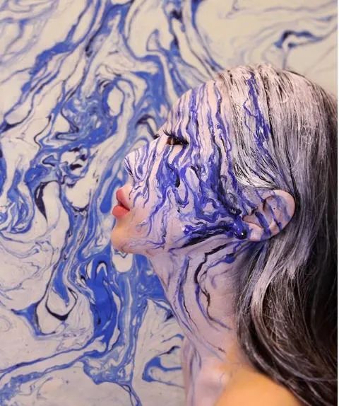 她在画画,神奇的视觉错觉画画