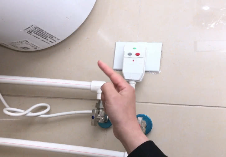 热水器关电源还是拔插头,热水器的插头平常需要拔吗