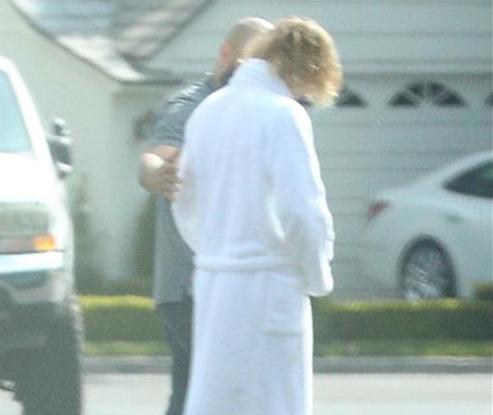 比伯为赛琳娜病情落泪,赛琳娜疑因比伯订婚情绪崩溃住院