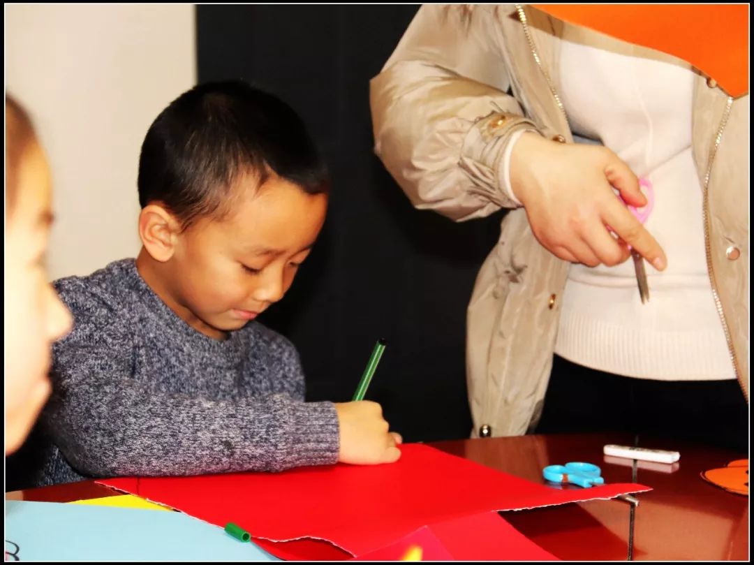 为社区留守儿童辅导功课,心系留守儿童关爱他们成长