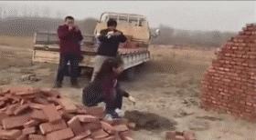 第一次跟女朋友见面送什么小礼物,第一次和女生约会她送我礼物