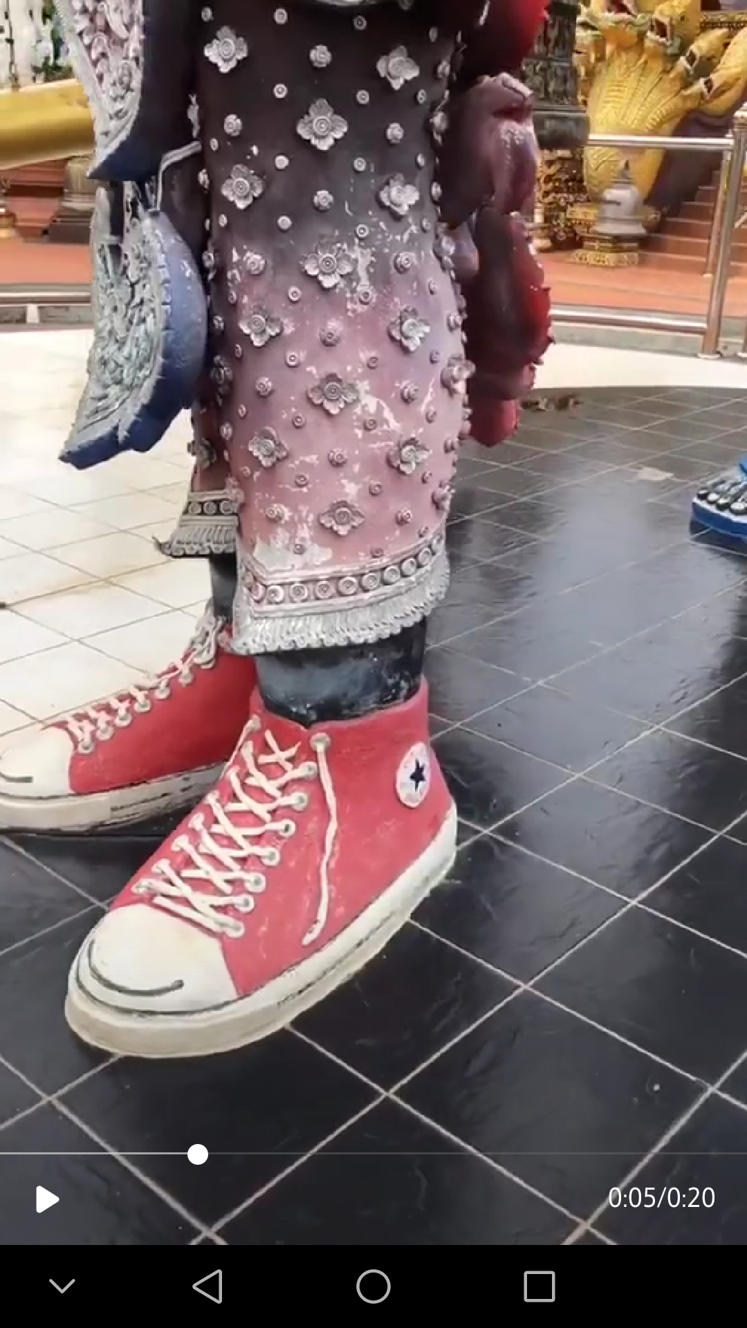 最“潮”寺庙，神仙们脚穿匡威，手拿苹果手机，叼着雪茄