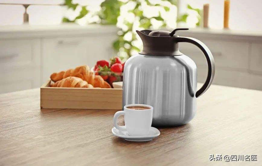 保温杯突然爆炸，女孩右眼球破裂！只因杯子里泡了这个…很多人都干过