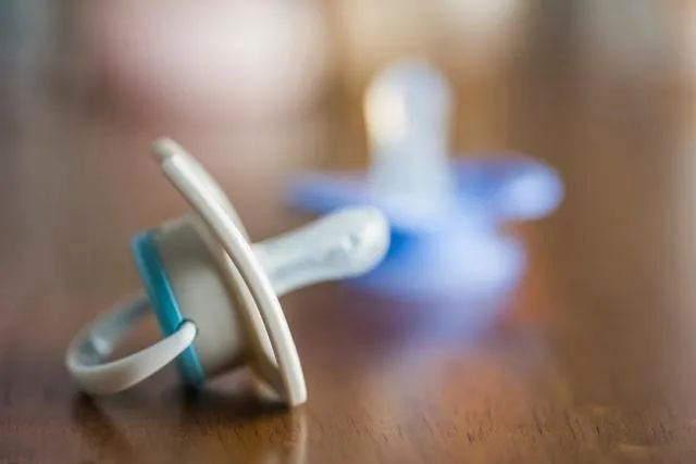 给宝宝用安抚奶嘴影响长牙吗,给宝宝用安抚奶嘴嘴巴会凸吗