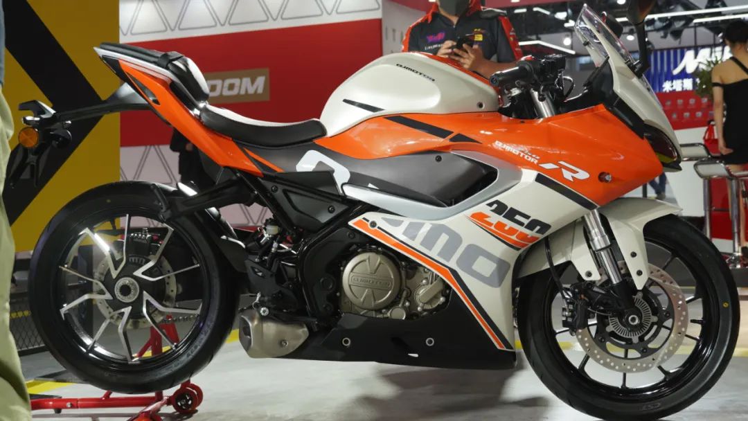 国产小跑车的颜值担当春风250sr,春风250sr入门级小跑车