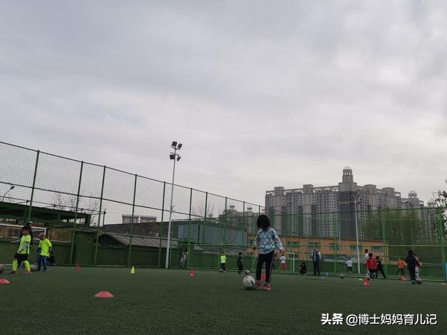 女孩子从小踢足球怎么样,妈妈踢足球的孩子