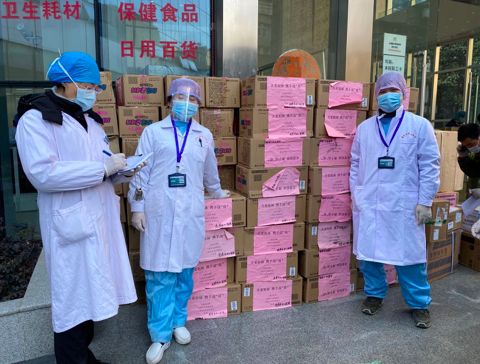 4万包卫生巾上热搜，在这场向一线女医务人员捐卫生用品的接力中，上海最早行动