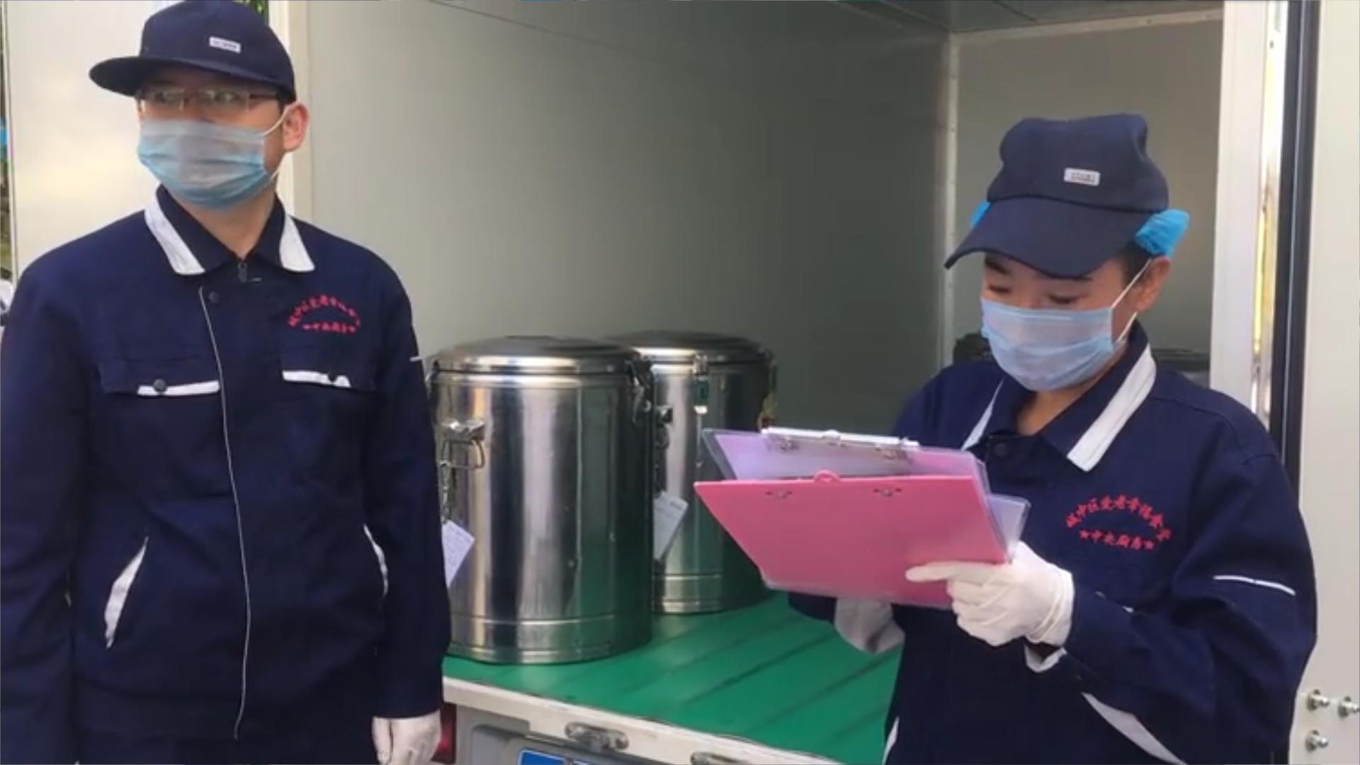 “青”眼相看70年拍客走进“爱老幸福食堂中央厨房”