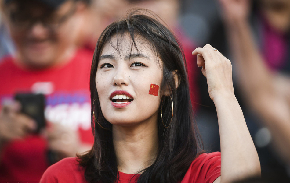 女球迷脸上油彩,中国女球迷给国足加油