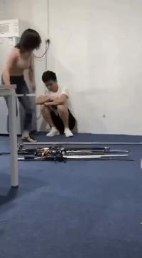 搞笑gif开心一刻我受了太多的委屈,踢足球腿抽筋搞笑gif