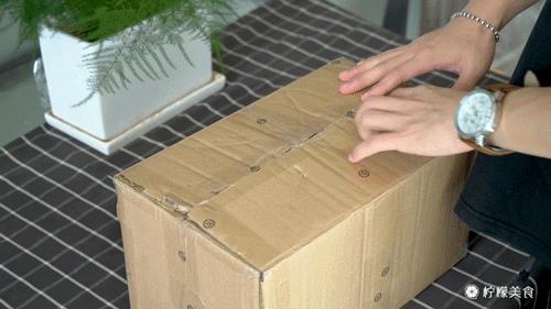 74岁的他,把一半的人生交给了这碗「黑暗甜品」