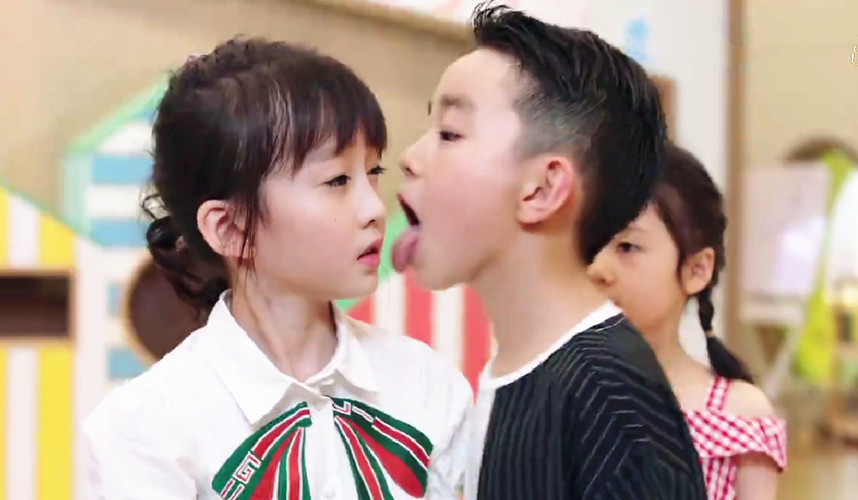 陪你一起长大颖儿擦地板,陪你一起长大颖儿找父母安慰