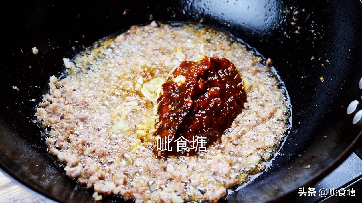 美食豆腐这样做味道鲜美外焦里嫩,家常酱汁烧豆腐