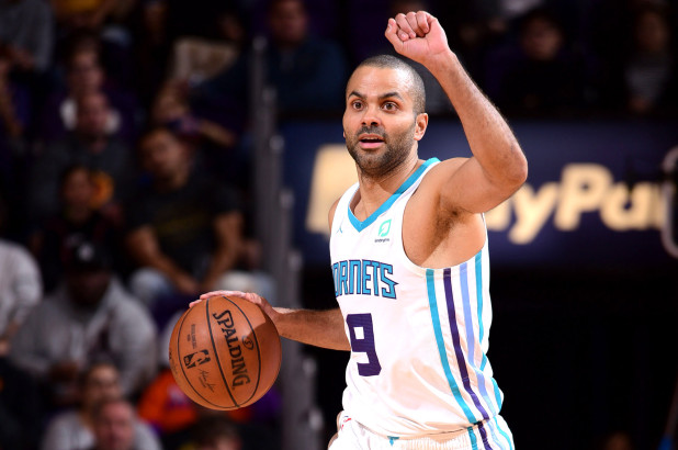 谢马刺赠送三巨头球衣！韦德眼眶含泪挺动情，而波波维奇也摊牌了