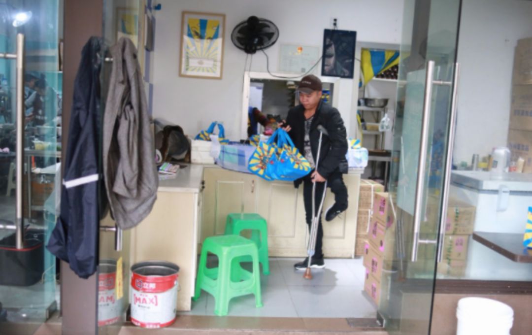 独腿外卖小哥日行四万步,送外卖小哥感动落泪