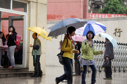接送孩子上下学难题怎么解决,解决家长接送难
