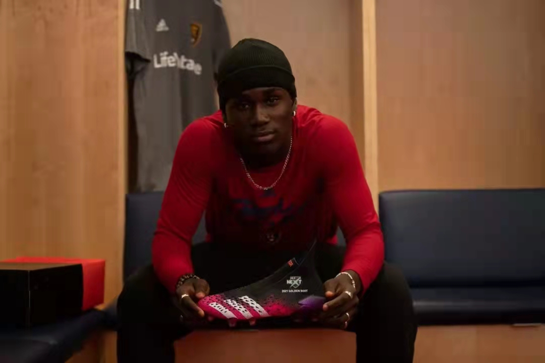 又一个世界足坛新“阿杜”出世，13岁驰骋职业赛场