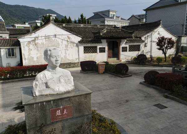 被称为“鬼才”的革命诗人，不足21岁牺牲，鲁迅为他悲愤写挽联