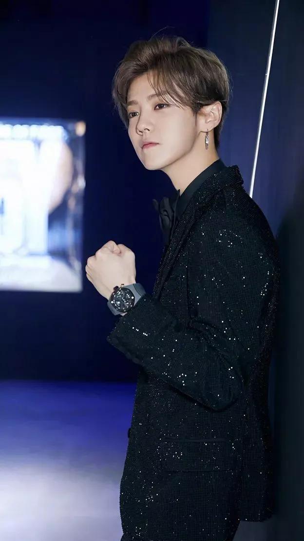 鹿晗壁纸‖“所有苦难与背负尽头，都是行云流水般的此世光明”