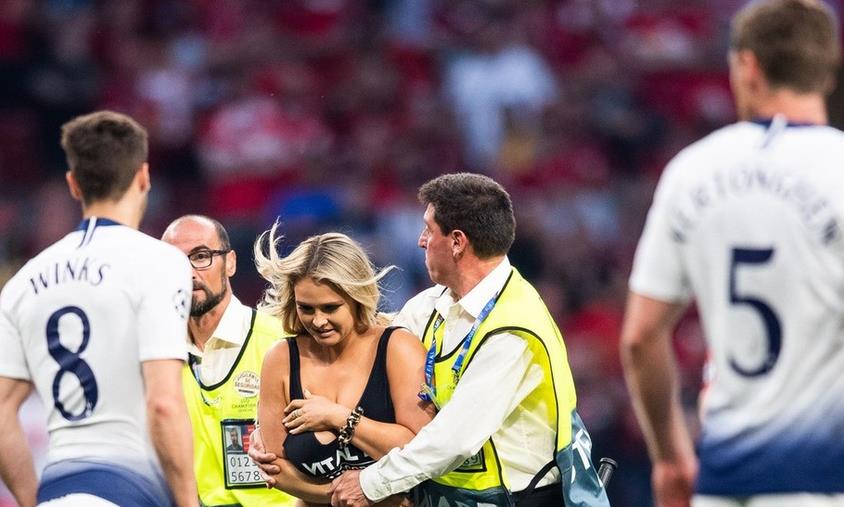 19年欧冠决赛泳装女,模特穿连体泳衣闯进欧冠决赛