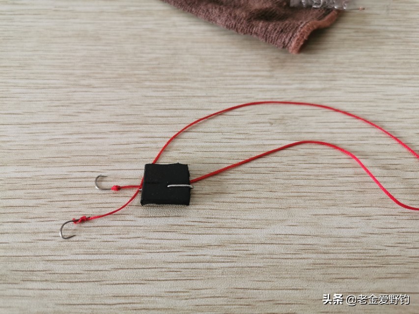 自制绑钩器的绑钩演示,绕线圈自制绑钩器可以绑袖钩