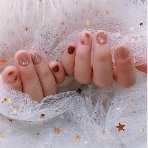 万能的亮片美甲不仅让你的指尖更出众,还会让你拥有好心情哦!