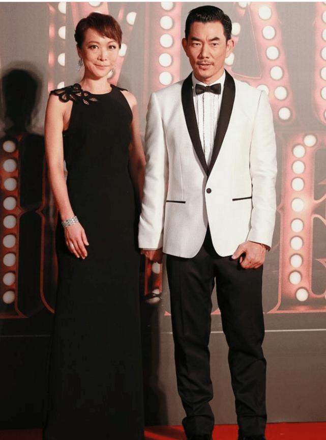 终于见到小齐哥秀恩爱了，带老婆参加活动，网友：自然脸好真实