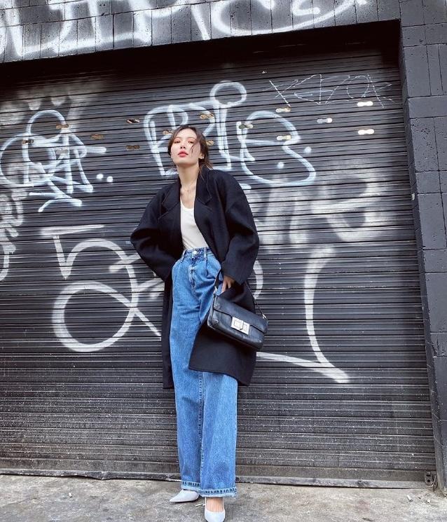 泫雅晒照穿休闲风难掩好身材,潮流慵懒短裤泫雅