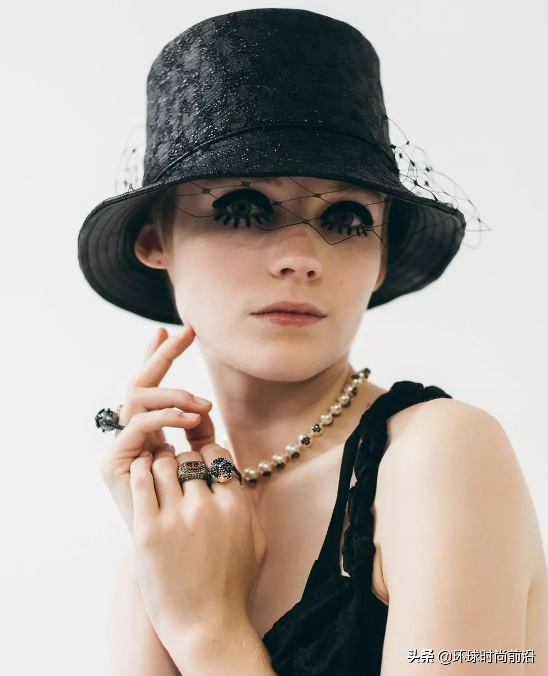 适合冬季脸大显脸小的帽子 (大圆脸适合什么帽子秋冬)