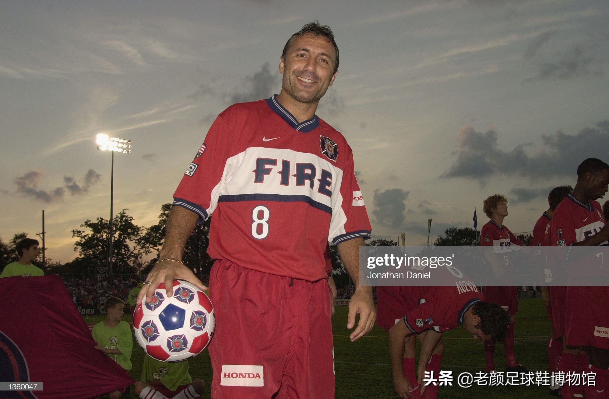 被终身禁赛的共产主义球王，最痛恨皇马的巴萨巨星曾经当过炊事员