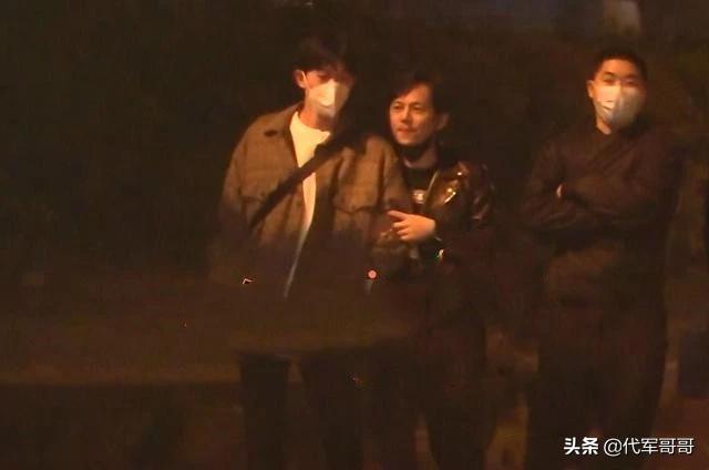 与何炅上演摸脸杀,何炅被人摸脸视频