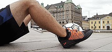 花式足球技巧之三个高难度坐姿花式技巧