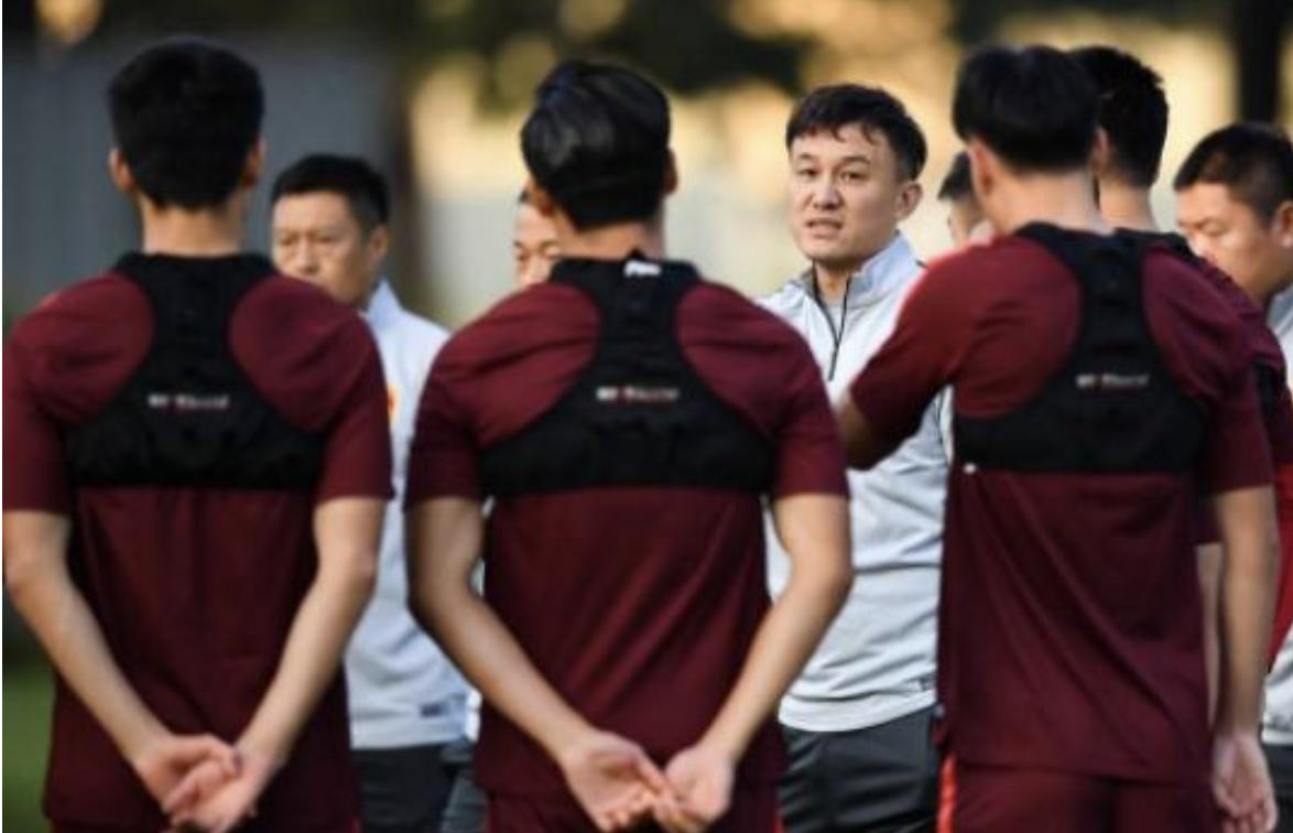 让人哭笑不得，国奥备战奥预赛遇到难题，只能靠颠球保持状态