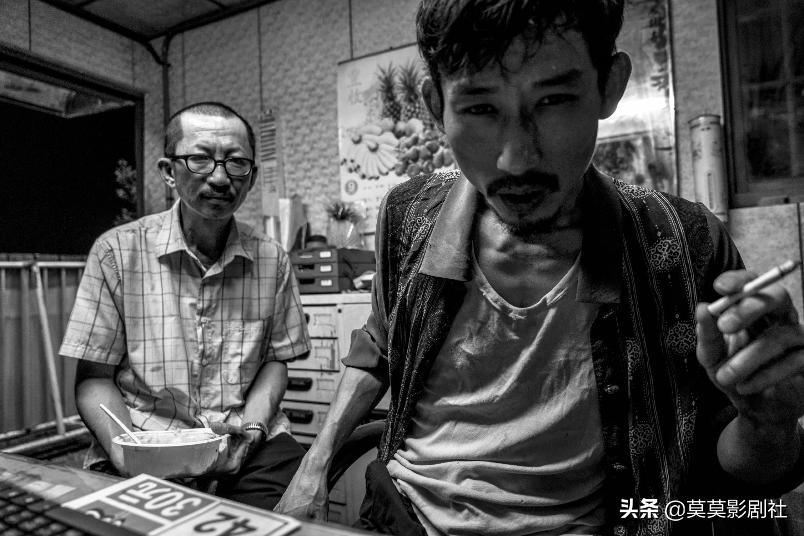 为何他眼睑低垂，是佛还是娼妓——《大佛普拉斯》的黑色幽默