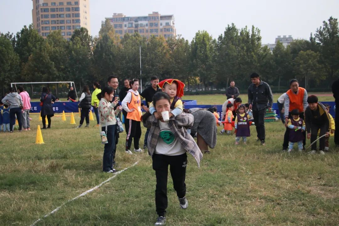 「五彩球运动」“宝贝向前冲”红黄蓝五彩球运动激情开幕