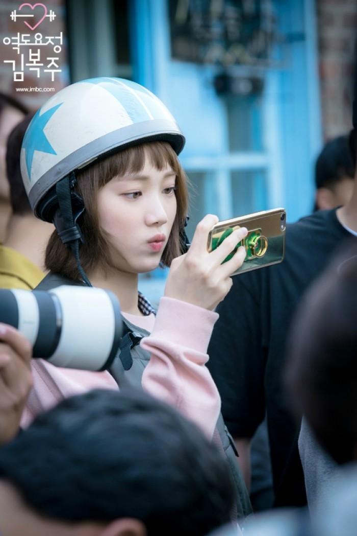 李圣经粉色衣服走秀,李圣经走秀照片