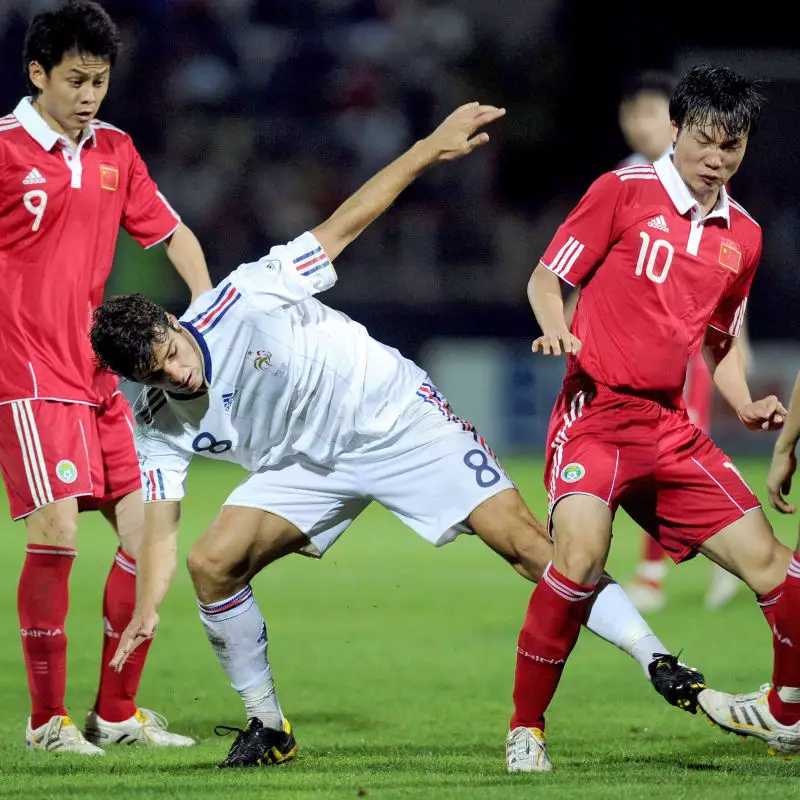 10年前,国足本想去度假,却靠神级落叶球灭了世界冠军