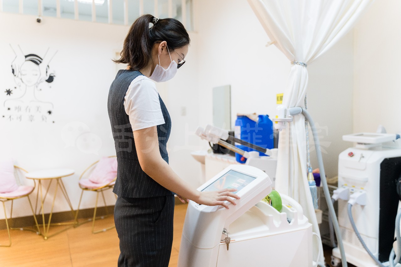 90后美女开了一家美容院,90后美女开直营店