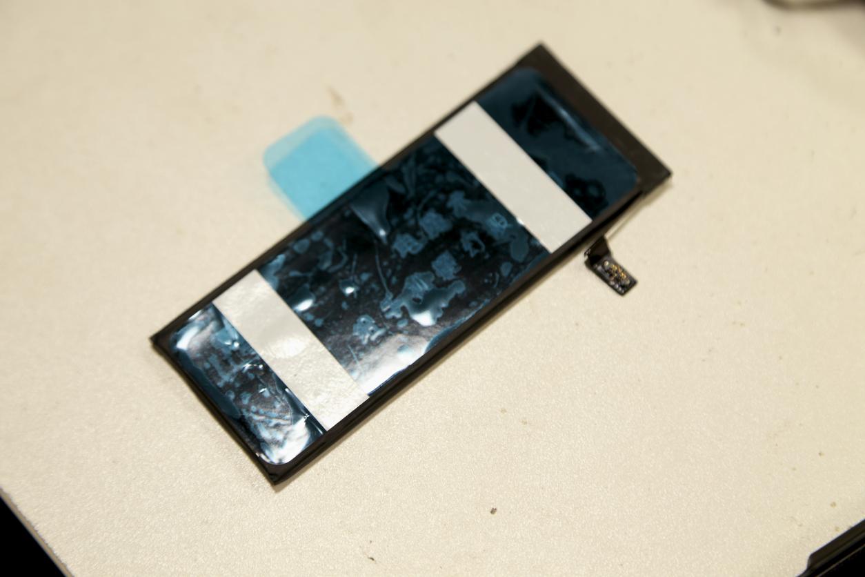 苹果se手机换过电池还值得买吗 (iphonese可以换8的电池吗)