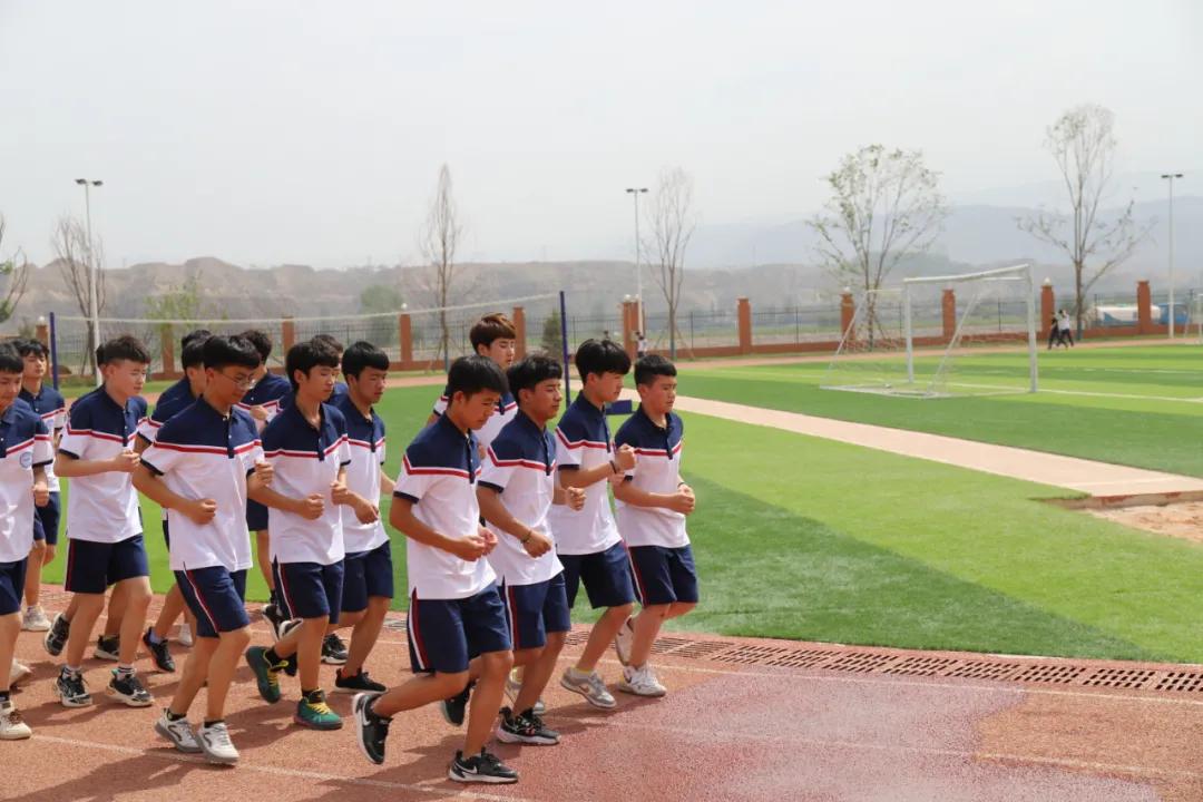 閫傚悎灏忓鐢熷湪瀛︽牎绌跨殑澶忚,鏍″洯澶忚鏂版