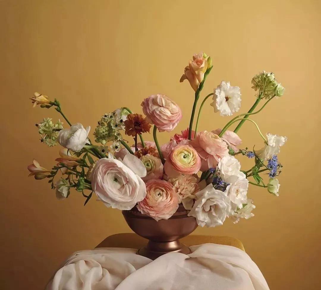 花要不要经常换水,花材正确处理方式及日常养护