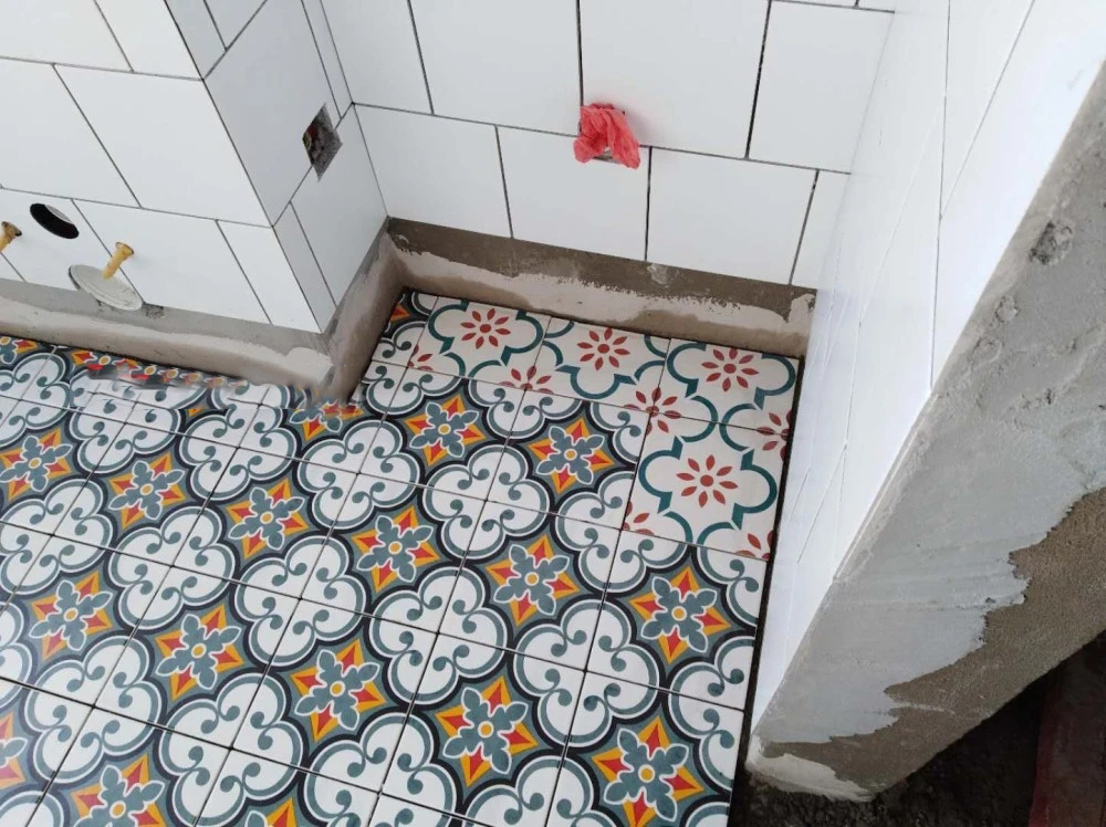 瓷砖转角如何处理？贴阳角线和做碰角，有什么区别？哪种更好？