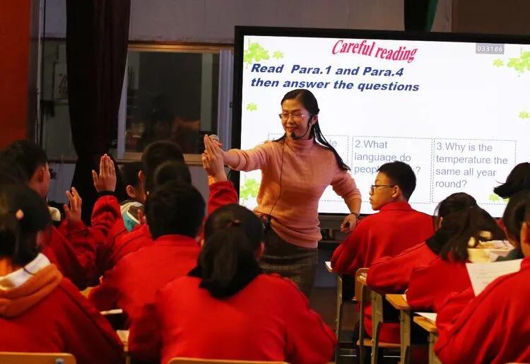 巴陵郡三湘四水英才聚，香樟园高谈阔论红烛燃