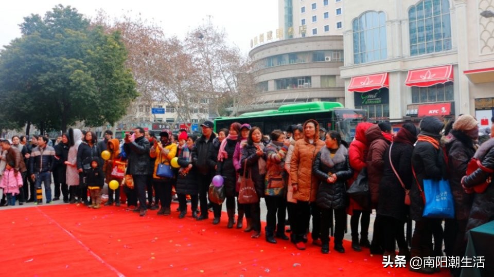 六福珠宝最新七代形象店,六福珠宝中央大街旗舰店