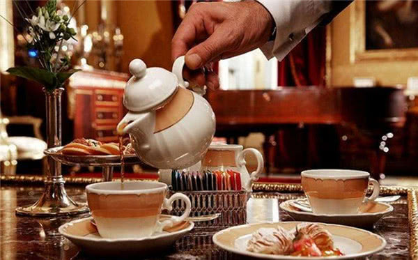 为什么英国人爱喝下午茶？正宗的英式下午茶讲究多，长知识了