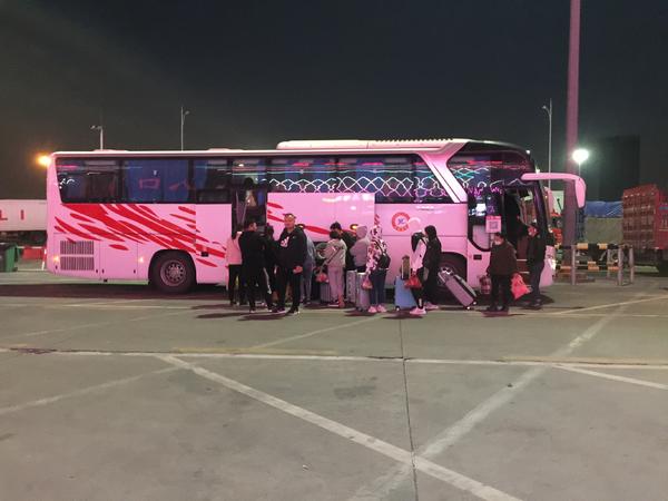 无安检，每天上百乘客发全国，高速服务区成黑大巴倒客集散地？