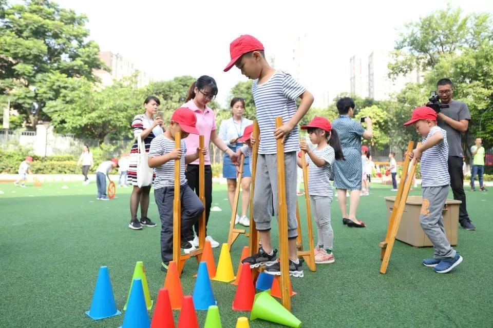 小小足球运动员=未来男神~|走进成都市第十二幼儿园蓝光分园