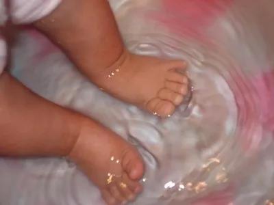 宝宝脚趾甲长到肉里怎么办,宝宝的脚趾总是弯着