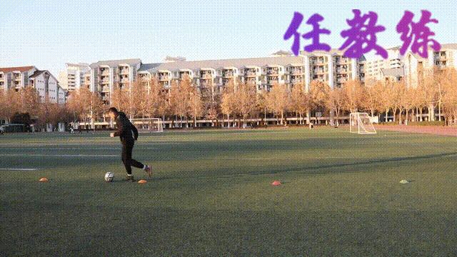 足球运球绕杆教学及训练方法,足球绕杆中考标准动作视频示范